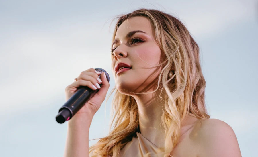 Emmelie De Forest i Lind Sognehus – Herning